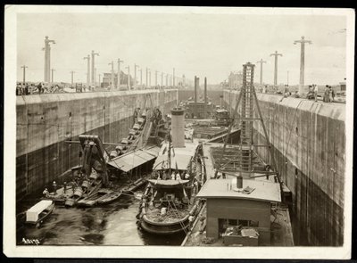 Ansicht von Lastkähnen im Bau des Panamakanals, 1912 oder 1913 (Silbergelatineabzug) von Byron Company